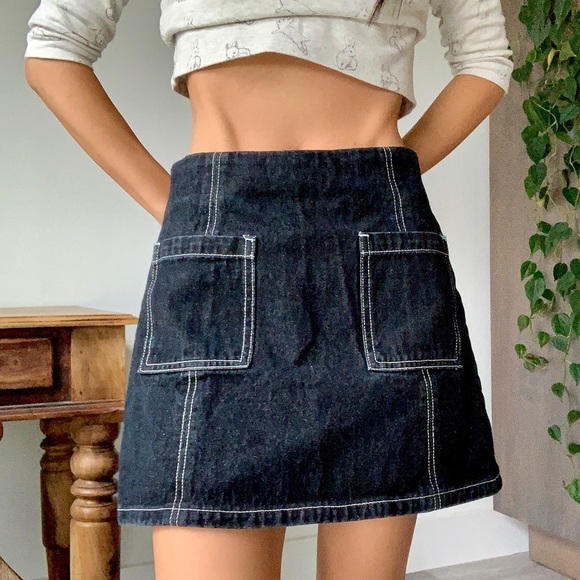 Black short denim skirt with tabacco stitch